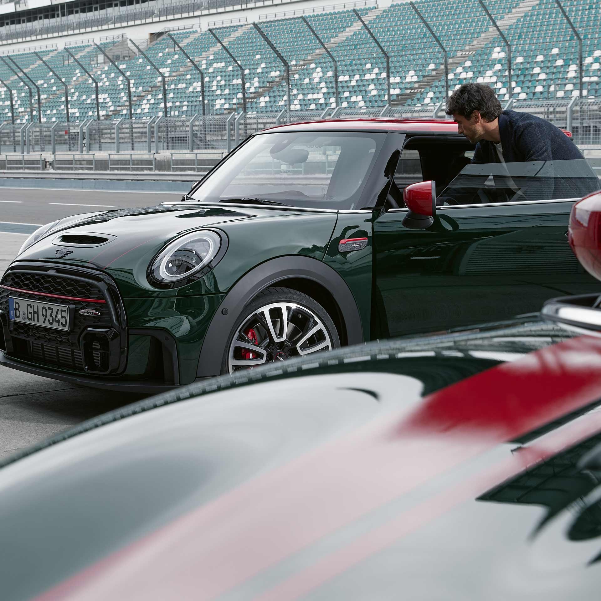 MINI John Cooper Works Clubman – vert et rouge – vue latérale